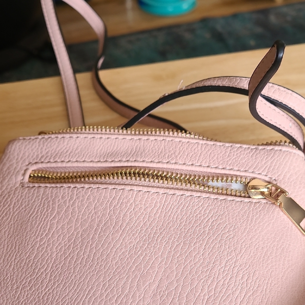 Elegant Pink Leather Crossbody Bag - Picture 7 of 7